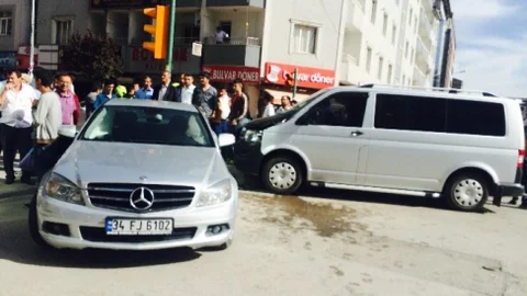 Van'da trafik ışıklarında maddi hasarlı kaza meydana geldi.