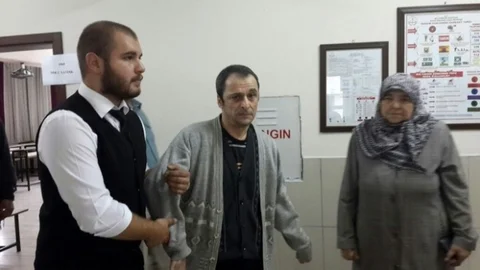 Çanakkale'de engelli vatandaş ailesinin desteğiyle oy kullandı