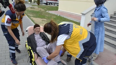 Çanakkale'de yaşlı adam ambulansla oy kullandı