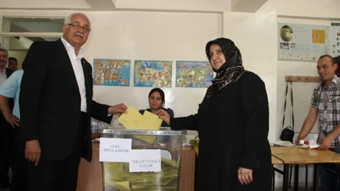 Gaziantep'te Mehmet Erdoğan oyunu eşiyle birlikte kullandı