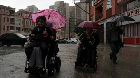 Bursa'da engelli çift oy kullanırken sağanak yağışa maruz kaldı