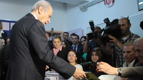 MHP Genel Başkanı Bahçeli oy kullandıktan sonra genel merkeze geçti