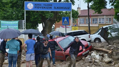 Bursa'da aşırı yağış nedeniyle okulun duvarı çöktü
