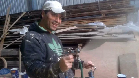 Muğla'nın Bodrum ilçesinde motosikletinin yanında ölü bulunan 40 yaşındaki Erdal Helvacı'nın kimliği, çalan telefonuna polisin cevap vermesiyle belirlendi.