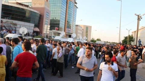Diyarbakır'da İl Seçim Kurulu önünde gergin anlar yaşandı.