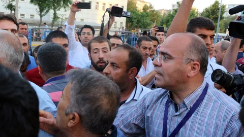 Diyarbakır'da İl Seçim Kurulu önünde gergin anlar yaşandı.