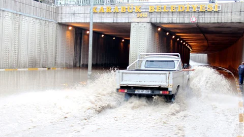 Karabük'te sağanak yağmur caddeleri göle çevirdi
