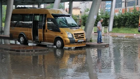Karabük'te sağanak yağmur caddeleri suyla doldurdu