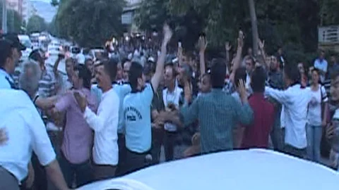 Adıyaman'da oy pusulasıyla camiye gittiği öne sürülen bir kişi, kalabalığın saldırısına uğradı.