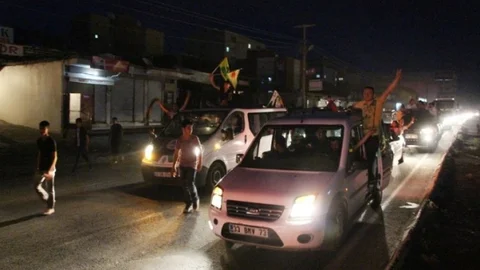 Silopi'de HDP'liler seçim kutlaması yaptı