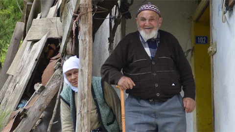 Kastamonu'da 95 yaşındaki seçmen, oy pusulasıyla birlikte nüfus cüzdanını sandığa attı.