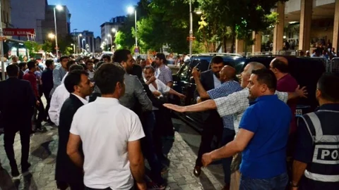Malatya'da adliye önünde MHP'lilerin toplanması gerginliğe neden oldu