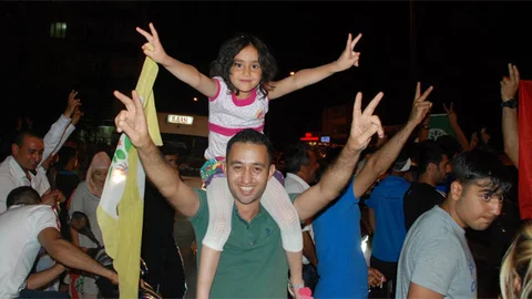 Diyarbakır'da HDP'nin barajı aşmasıyla kutlamalar coşkuyla sürüyor
