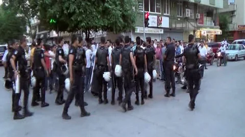 Adana'da MHP ve HDP'liler arasında gergin anlar yaşandı.