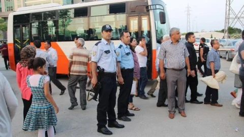 Gaziantep'te adliye önünde HDP ve MHP'liler arasında gerginlik yaşandı.