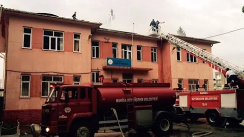 Manisa'nın Ahmetli ilçesinde yıldırım düşmesiyle okul çatısında yangın çıktı.