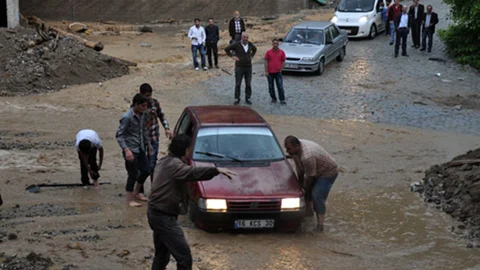 Oylat'ta sel felaketi yaşandı