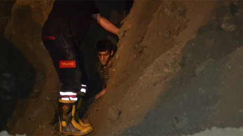 Manisa'nın Turgutlu ilçesinde toprak altında kalan genç işçi 3 saat sonra kurtarıldı