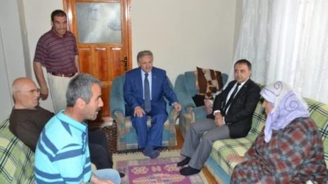 Erzincan'da Vali Kahraman, engelli vatandaş Necmi Kaya'ya yardımda bulundu.