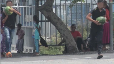 Adana'da kamyonlardan karpuz çalan çocuklar, güvenlik kameralarına yakalandı.