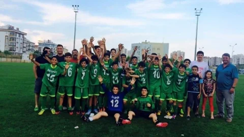 Antalya'da U-13 Futbol Ligi finalinde DSİ Takımı, Manavgat'ı 4-1 yenerek şampiyonluk elde etti.