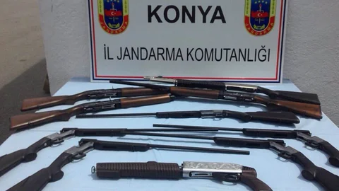 Beyşehir'de kargoyla sevk edilen yasadışı av tüfekleri yakalandı