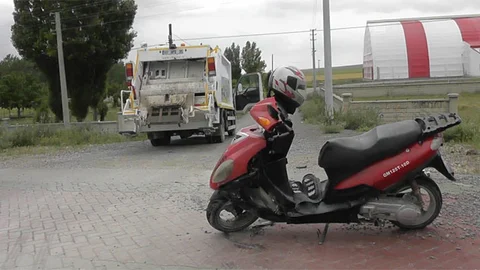 Kulu'da motosiklet çöp kamyonuna çarptı