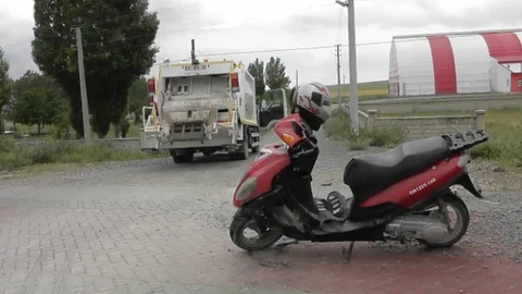 Kulu'da motosiklet çöp kamyonuna çarptı