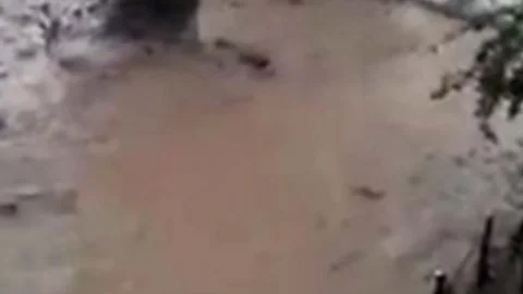 Bursa'da sel felaketi, bir okulun duvarının çökmesine ve araçların sürüklenmesine neden oldu