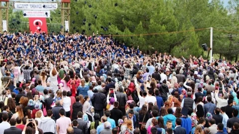 Gediz'de mezuniyet sevinci