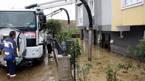 Bursa'da apartmanı su basan vatandaşlar, kurtarılmayı 18 saattir bekliyor.