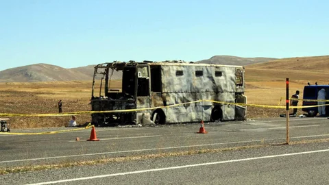 Kayseri'de cezaevi aracı yangınında 5 mahkumun ölümüyle sonuçlanan olayda 3 sanığa beraat kararı verildi.