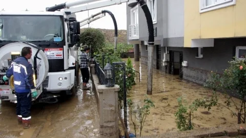 Bursa'da apartmanı su basan vatandaşlar 18 saattir kurtarılmayı bekliyor