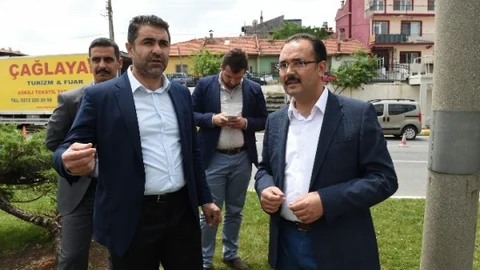 Uşak'ta çiçek motifli süslemeler yapılıyor