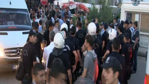 Gaziantep'te HDP'liler ile MHP'liler arasında adliye önünde gerginlik yaşandı.