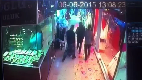 Adapazarı'nda hırsızlık olayı güvenlik kameralarına yansıdı