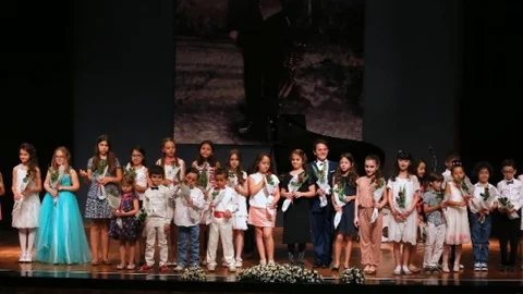İzmir'de trompet performansı sergileyen doktor, büyük ilgi topladı