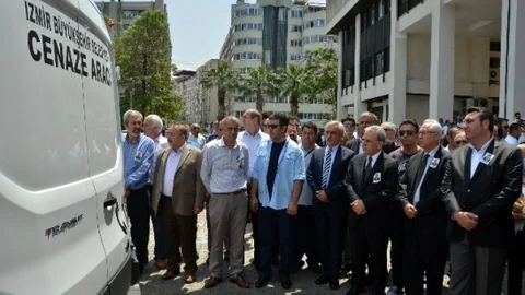 İzmir'de kalp krizi geçiren CHP'li meclis üyesi son yolculuğuna uğurlandı