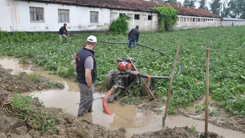İnegöl'de sel felaketi ekili tarım alanlarını vurdu