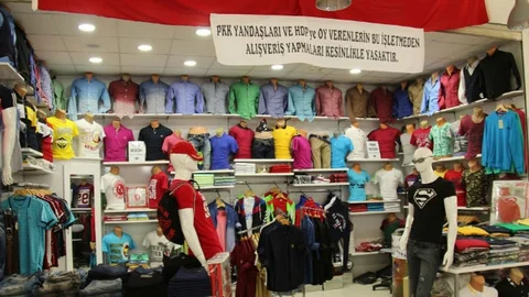 Samsun'da esnaf Musa Ayyıldız, HDP'nin 2015 seçimlerinde Meclis'e girmesine tepki olarak dükkanına pankart astı.