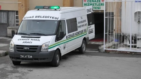 Sivas'ta inşaat işçisi, 7 katlı bir otelin çatısından düşerek hayatını kaybetti.