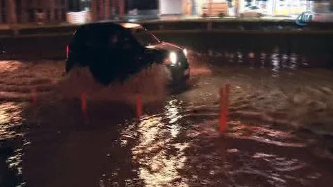 Kayseri'de sağanak yağmur nedeniyle bazı bölgelerde su baskınları yaşandı.