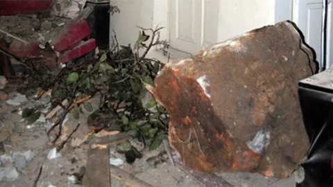 Amasya'da kayalar evlerin üzerine düştü