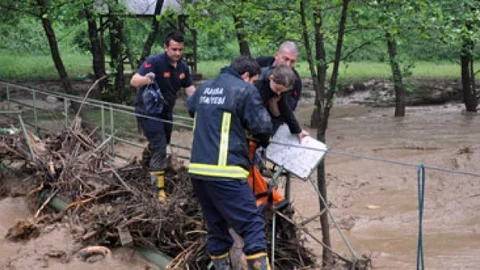 Bursa İnegöl'de sel felaketi sonrası piknikte mahsur kalan 5 kişilik aile kurtarıldı