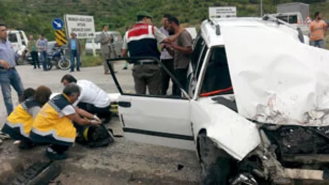 İnegöl'de Vinç ile otomobil çarpıştı