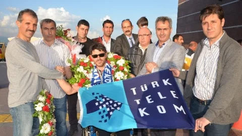 Erzurum'da Avrupa Bilek Güreşi Şampiyonu Gökhan Seven çiçeklerle karşılandı.