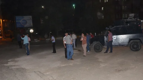 Diyarbakır'ın Silvan ilçesinde HDP'liler, polis araçlarının etrafında barikat kurarak güvenliği sağladı.