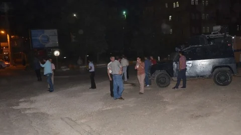 Diyarbakır'da HDP'liler polis araçlarını korumak için barikat kurdu