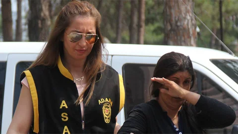 Adana'da dolandırıcılık yapan kadın, pazarcı kılığına giren polis tarafından yakalandı