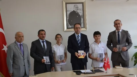 Çerkezköy'de Küçük Yazarlar Kaymakam'a Hediye Takdim Etti